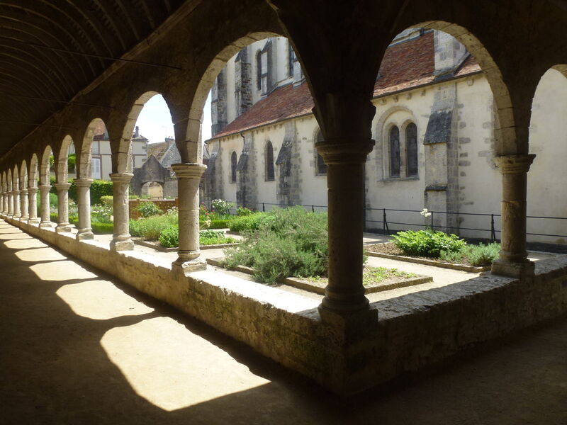 donnemarie-dontilly-galeries-du-cloitre-jardin-medieval-md