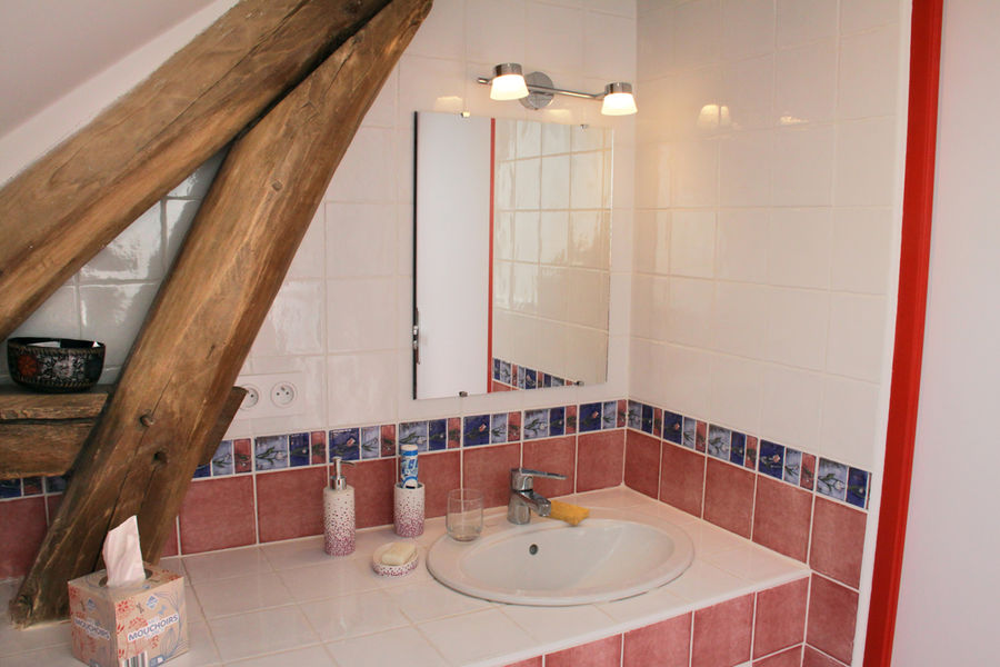 chbre-hote-fontaine-sdb-rouge-1