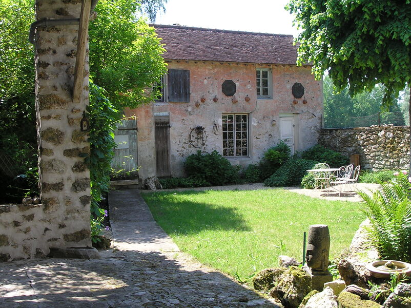 Saint Cyr Oeuf dur cour intérieure