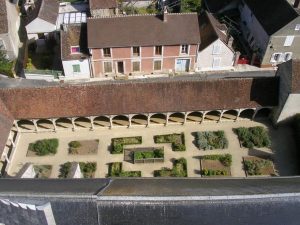 Le cloître et le jardin médiéval de Donnemarie-Dontilly, proche de Provins