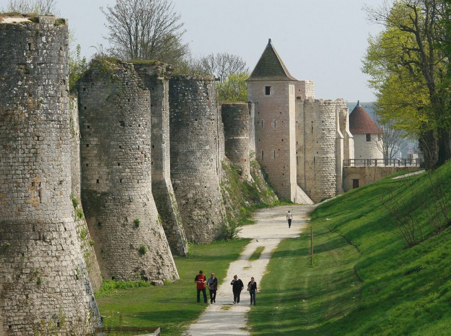 Les remparts de la cit&eacute; m&eacute;di&eacute;vale de Provins